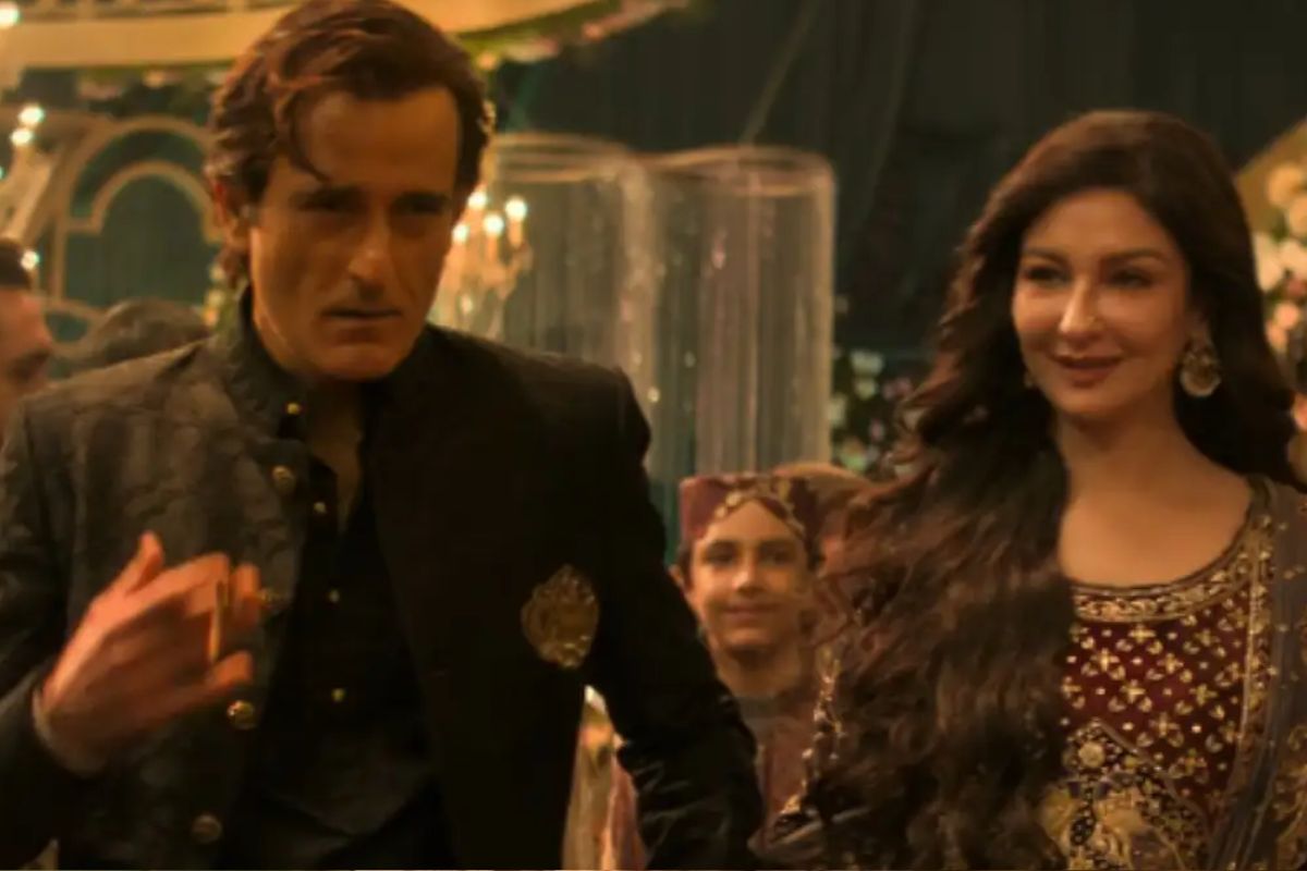 স্টেপ টু: মুখে ভিটামিন সি সিরাম লাগানো তাঁর রুটিনের গুরুত্বপূর্ণ অংশ। এটি স্কিন উজ্জ্বল করে, দাগ-ছোপ কমায় এবং দূষণের প্রভাব থেকে ত্বককে রক্ষা করে।